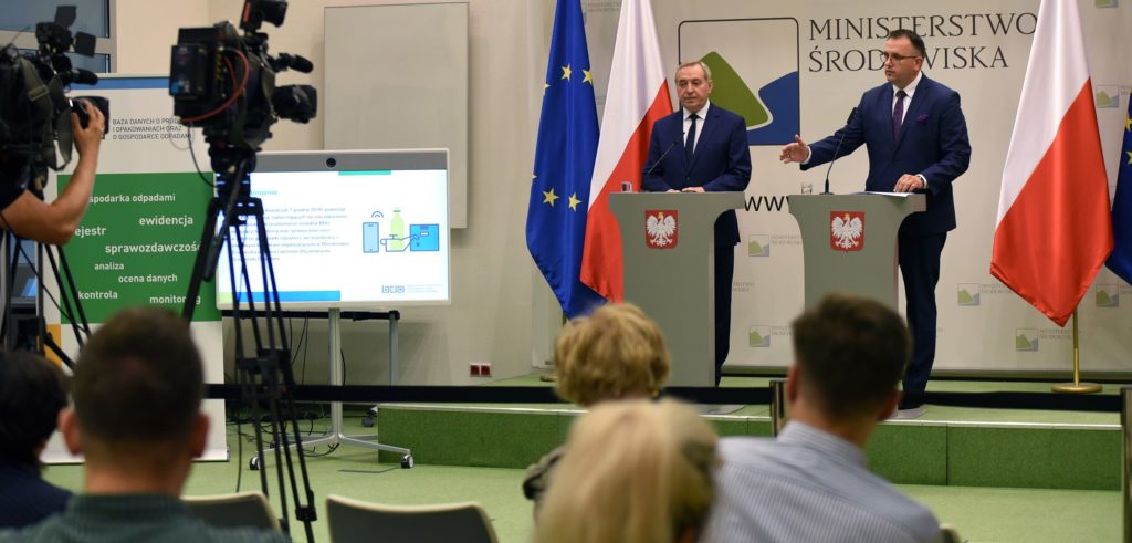 Zdjęcie z konferencji prasowej. Na zdjęciu Minister Środowiska Henryk Kowalczyk oraz Dyrektor Instytutu Ochrony Środowiska Krystian Szczepański